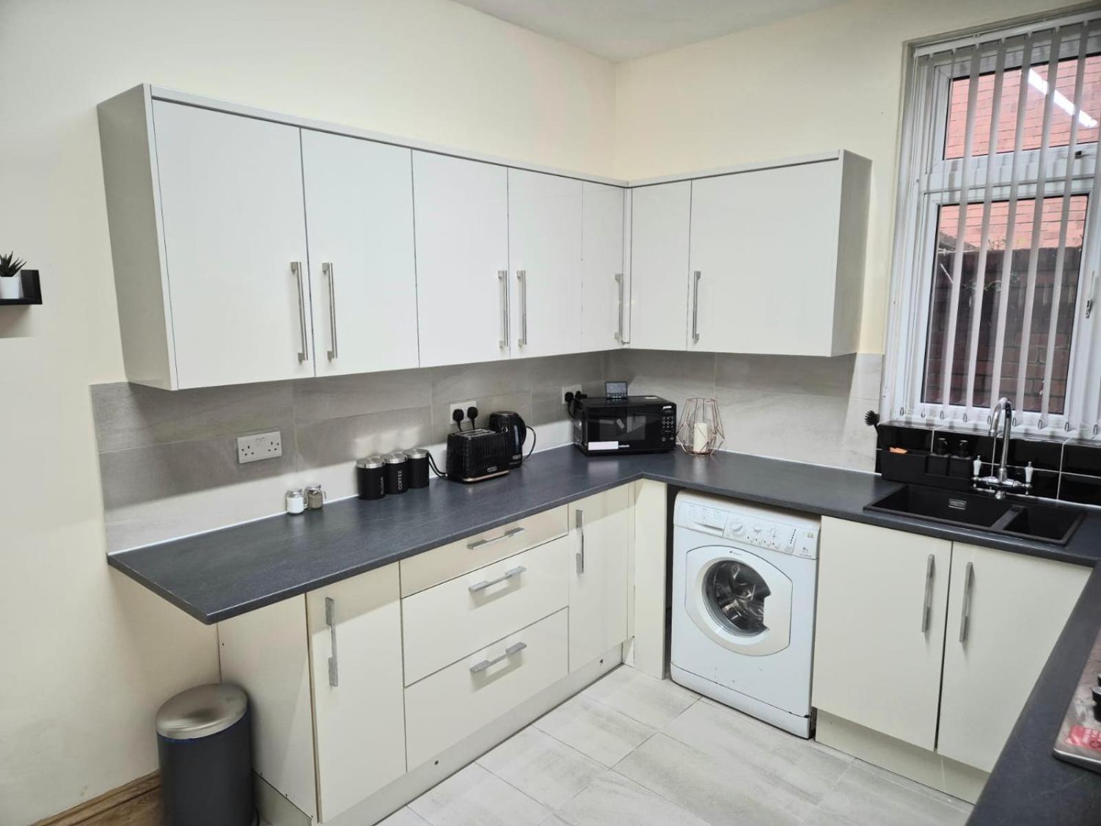 Rooms In Manchester 6 Minutes Drive To Victoria Station Dış mekan fotoğraf