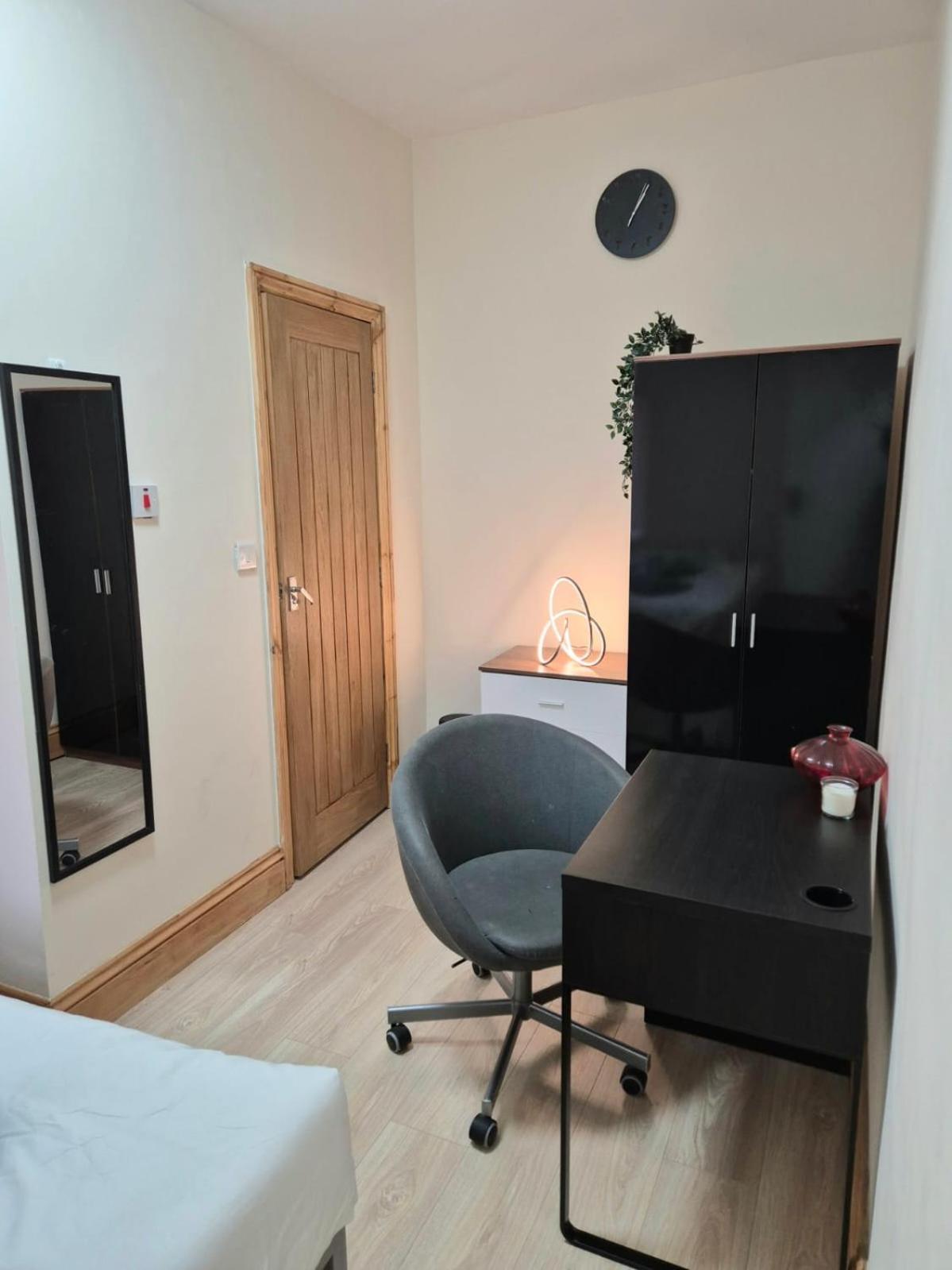Rooms In Manchester 6 Minutes Drive To Victoria Station Dış mekan fotoğraf